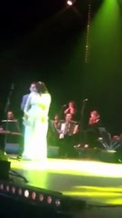 شيرين تحتضن زوجها على المسرح: حسام بيتكسف