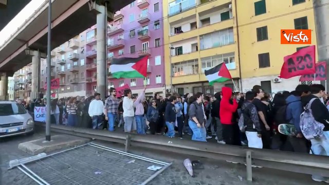 Corteo pro Gaza sulla Prenestina a Roma, i manifestanti cantano Bella ciao