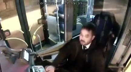 بالفيديو سائق حافلة يعيد لطفل رضيع الحياة بعد ابتلاعه للسانه