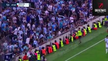 Hinchas de Racing le tiraron una zapatilla a Maxi Salas y su reacción descolocó a todos
