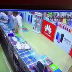 بالفيديو عصابة من اللصوص يسرقون محل جوالات بالإمارات
