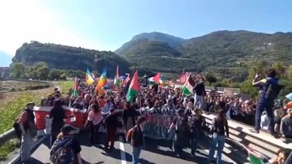 I manifestanti bloccano la tangenziale di Trento