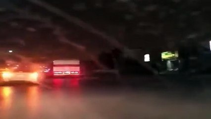بالفيديو بعض الشبان يوقفون سائق شاحنة متهور بالقوة على أحدى الطرق بالرياض