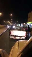 بالفيديو امرأة مسنة تتسبب في تعطل حركة المرور بحائل