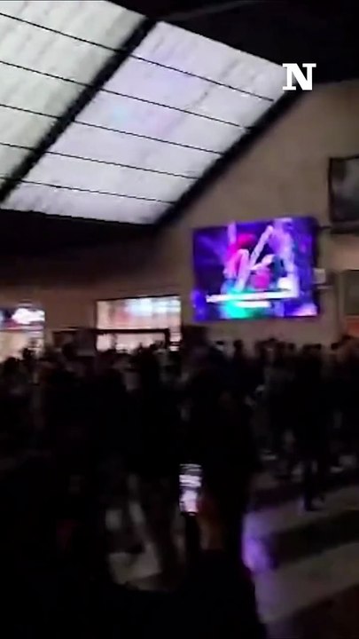 "Caos alla Stazione di Santa Maria Novella: Manifestanti Pro-Palestina Tentano di Forzare il Blocco della Polizia, Treni e Tram Fermi"