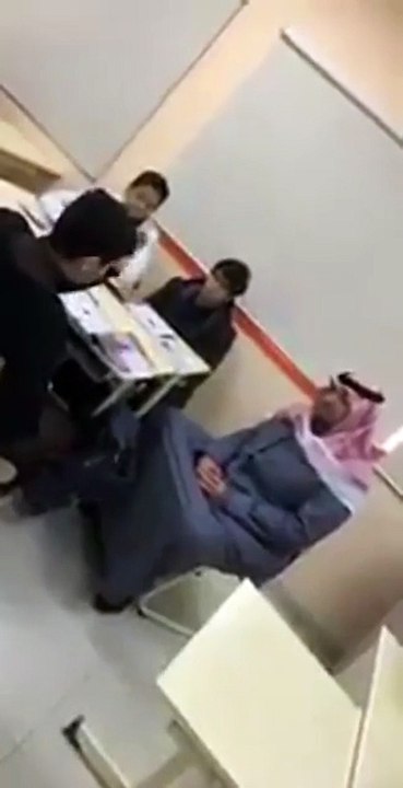 بالفيديو أمير منطقة الحدود الشمالية يجلس على مقاعد الطلاب لتفقد سير العملية التعليمية