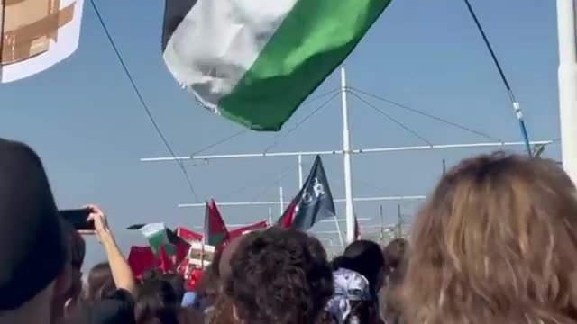 Il momento dell'incontro dei cortei sul ponte della Libertà a Venezia: applausi e fuochi d'artificio, il video