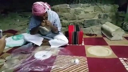 بالفيديو مواطن سعودي يذبح حية ويسخلها ويأكلها