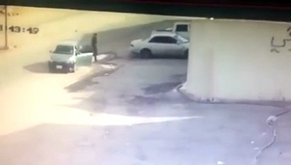بالفيديو لص يعتدي على صاحب السيارة بعد أن قام بسرقتها في السعودية
