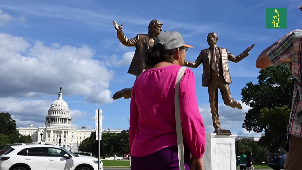 Estatua de Trump y Epstein como 'mejores amigos' reaparece frente a la Casa Blanca