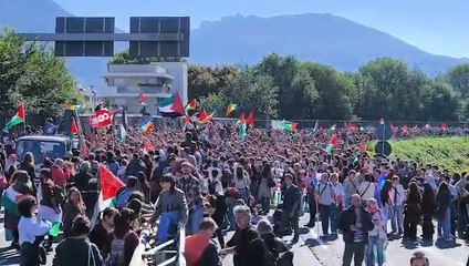 Un corteo di migliaia di persone invade la tangenziale