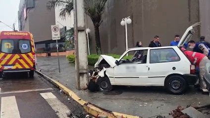 Uno bate em poste após colisão na esquina do shopping, no Centro de Cascavel