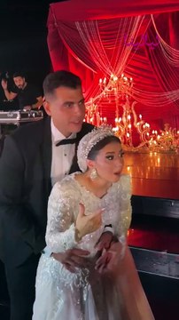 ابنة هبة قطب لا تتمالك نفسها من الفرحة ليلة زفافها وسط صديقاتها