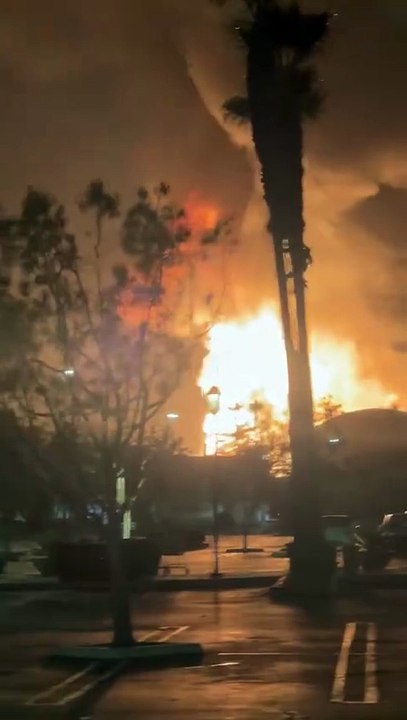 Le spectaculaire incendie qui a éclaté dans une raffinerie Chevron à El Segundo, dans le comté de Los Angeles, est maîtrisé et n’a fait aucune victime, ont indiqué vendredi des représentants de l’entreprise et du comté.