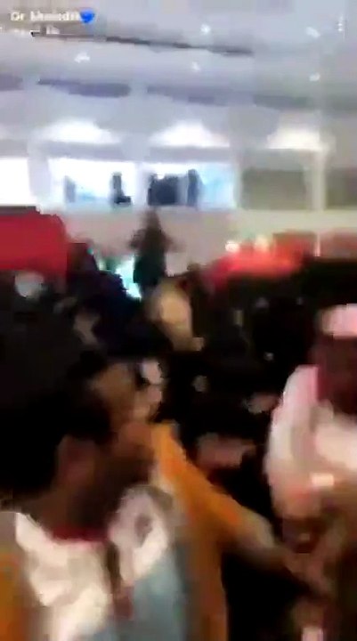 حالات إغماء بسبب التدافع عند وصول إحدى مشاهير سناب شات فى أحد المولات بالطائف