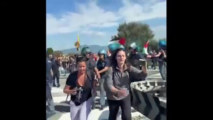 Pisa, invasa l'autotrada Genova Rosignano: i manifestanti bloccano il traffico