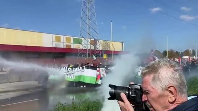 Padova, scontri alla manifestazione per Gaza: idranti e lacrimogeni contro il corteo. Il video