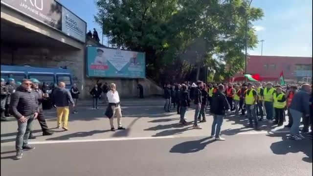 Bologna, i tafferugli tra il corteo e la polizia in via Stalingrado: «Andiamo in tangenziale»
