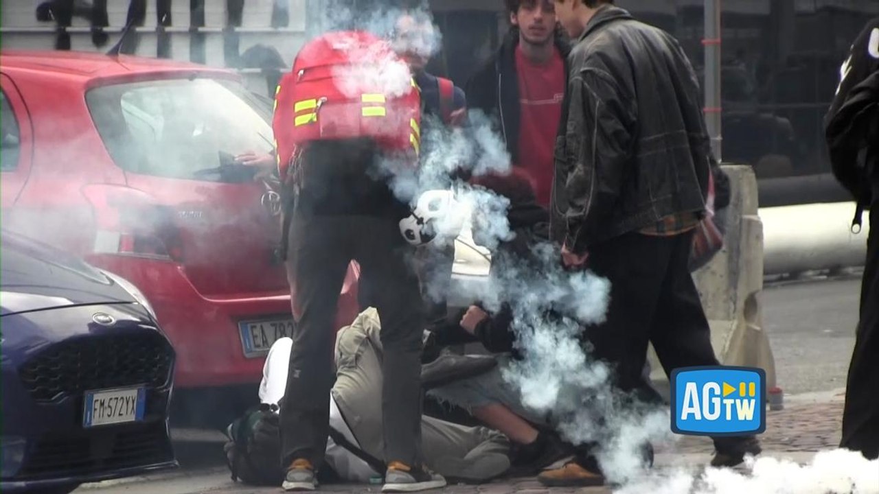 Gli scontri all'Italian Tech a Torino: lancio di lacrimogeni, ferito un manifestante