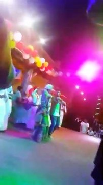 بالفيديو زفة عروس ترقص فيها فتاة مراهقة بالقرية التراثية في السعودية