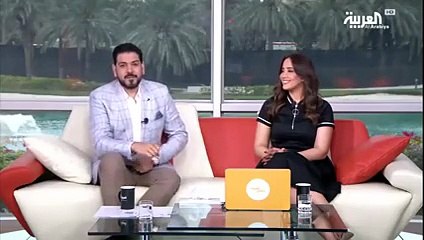 بالفيديو ماذا كتب بائع وسيم على اللافتة بعد قيام الحضور بتصويره فقط دون الشراء في الجندارية ؟!
