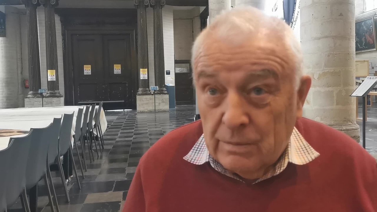 L'Abbé Daniel Alliët accueille dans l'église du Béguinage trois familles de réfugiés avec de jeunes enfants