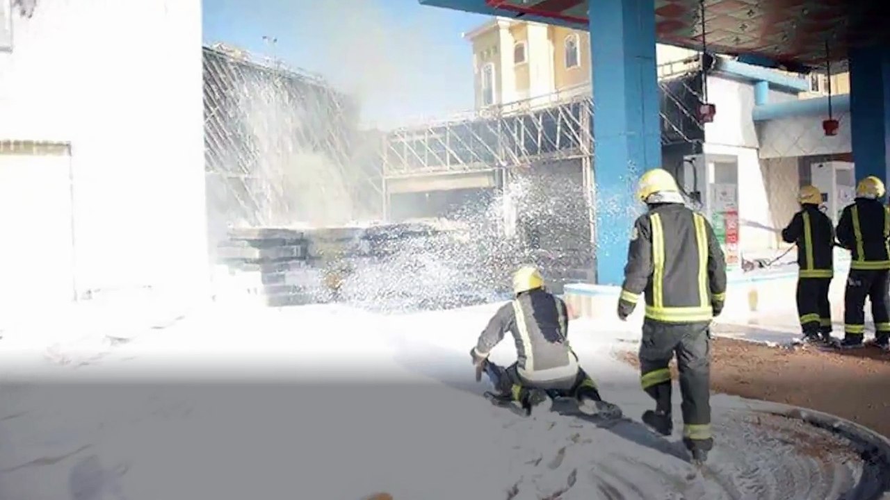 بالصور اشتعال حريق بمحطة وقود بتبوك بسبب لحام