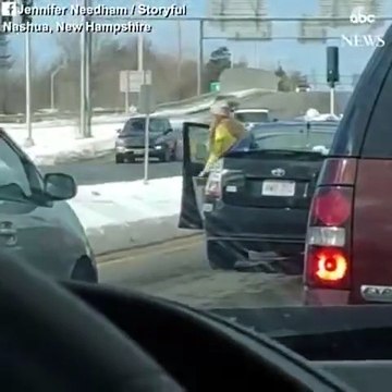 بالفيديو رجل يدفع إمرأة على الأرض بطريقة عنيفة بسبب اولوية المرور