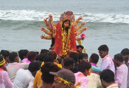 गाजे-बाजे के साथ निकली माता की शोभायात्रा
