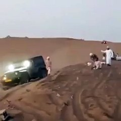 بالفيديو قائد سيارة يفقد سيطرته عليها ويدهس مجموعة من الاشخاص بالصحراء في السعودية