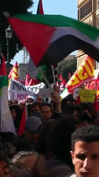 Sciopero Generale a Roma: Manifestanti in Piazza con Bandiere Palestinesi e Slogan Contro i Governi