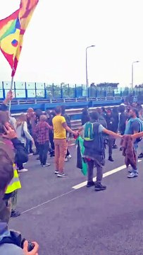 Corteo pro Gaza: la catena umana dei manifestanti per bloccare gli incappucciati che vogliono raggiungere la polizia