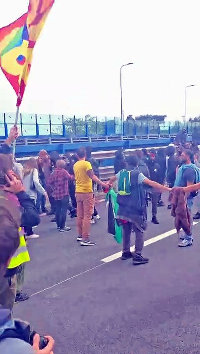Corteo pro Gaza: la catena umana dei manifestanti per bloccare gli incappucciati che vogliono raggiungere la polizia