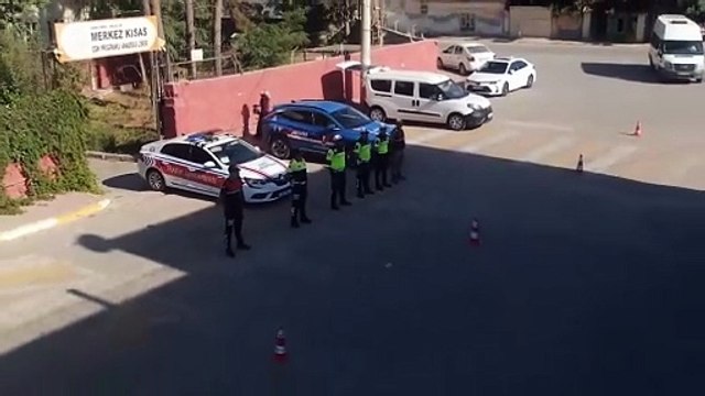 Şanlıurfa’da Okul Çevrelerinde Jandarma Denetimi: Binlerce Kişi ve Araç Kontrol Edildi