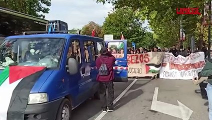 Flotilla, a Torino attivisti in piazza con striscione 'Blocchiamo Bezos': le immagini