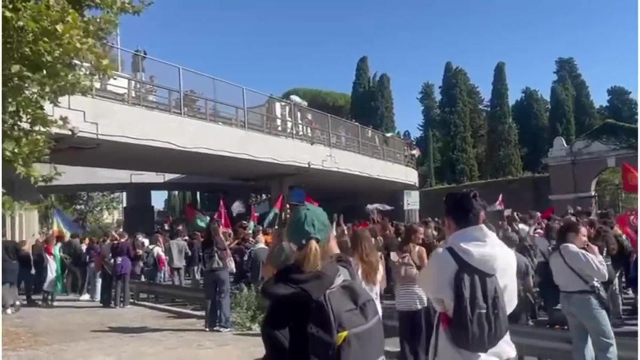 Una «marea» pacifica invade la Tangenziale Est di Roma per lo sciopero generale: traffico in tilt