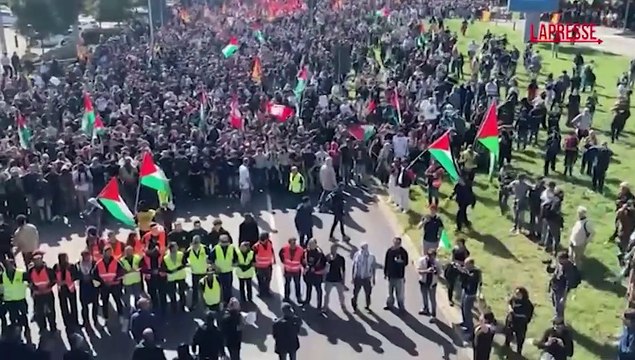 Sciopero generale, a Bologna oltre 10 mila persone in piazza: le immagini