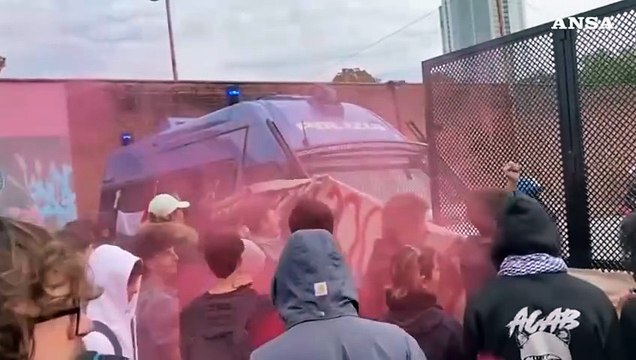 Torino, scontri tra forze dell'ordine e manifestanti nei pressi delle Ogr