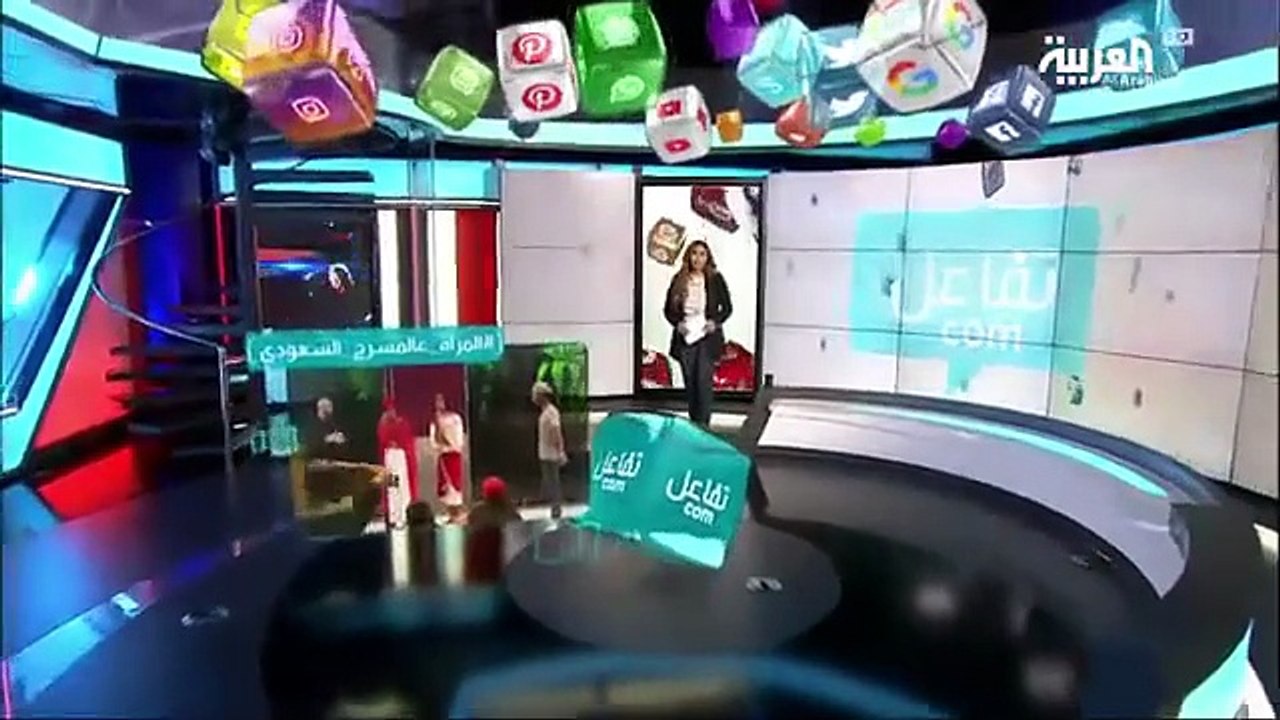 بالفيديو أول فتاة سعودية تقف على المسرح أمام الرجال