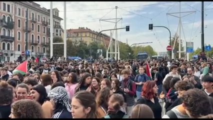 In piazza Torino per Gaza e Flotilla contro Bezos e Von der Leyen