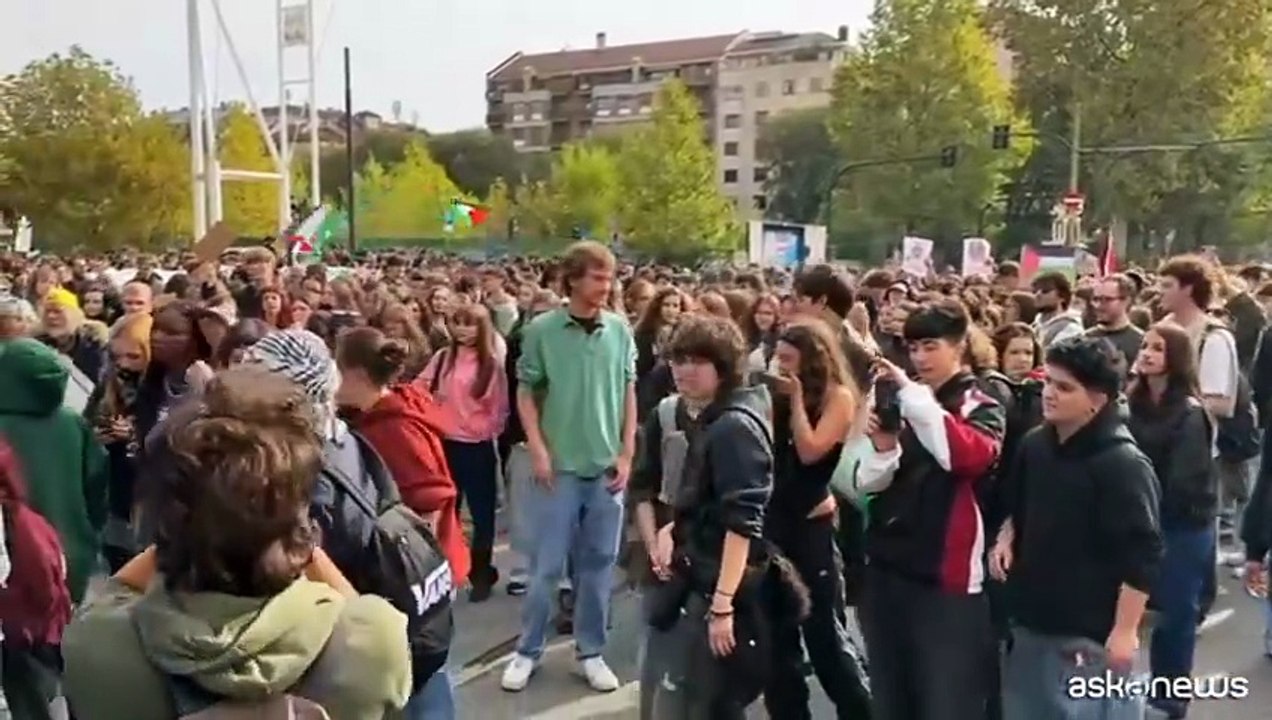 In piazza Torino per Gaza e Flotilla contro Bezos e Von der Leyen