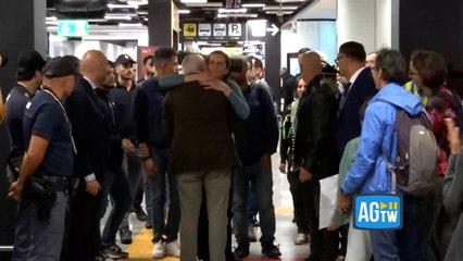 Il rientro dei parlamentari italiani che erano sulla Flotilla: gli abbracci in aeroporto