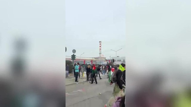 I pro Pal e l’assedio allo stabilimento Leonardo di Torino. Lo stabilimento bersagliato con pietre e bottiglie