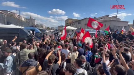 A Napoli i manifestanti forzano il cordone di polizia ed entrano nel porto: le immagini