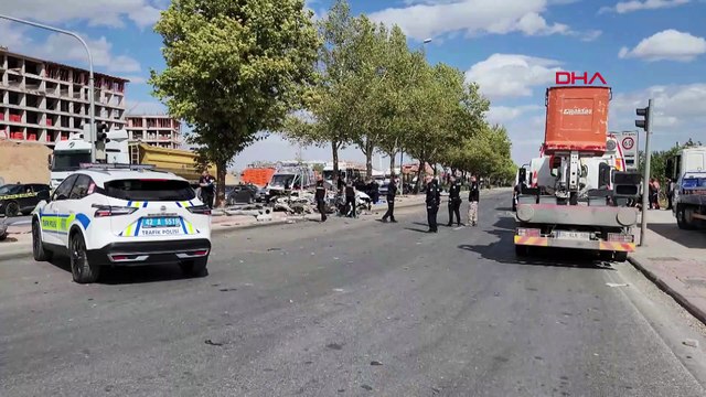 Kırmızı ışıkta duran otomobil ikiye bölündü! Korkunç kaza kamerada