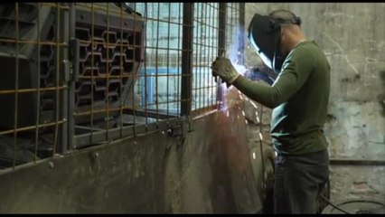 Ucraina, ecco le "gabbie" che proteggono i blindati dai droni russi