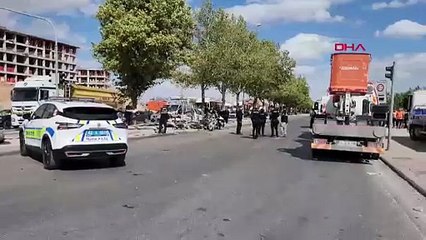 Kırmızı ışıkta duran aracın içinden geçti