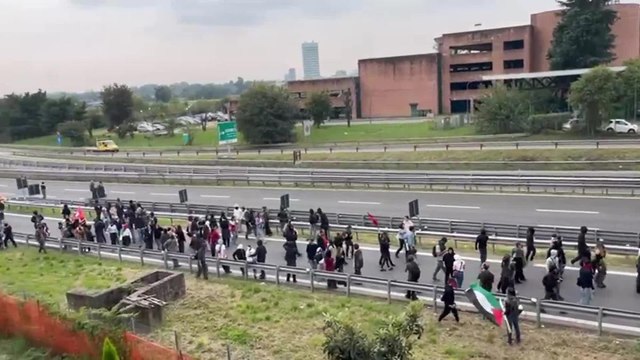 Milano, la tangenziale Est bloccata dai manifestanti in corteo per Gaza e la Flotilla