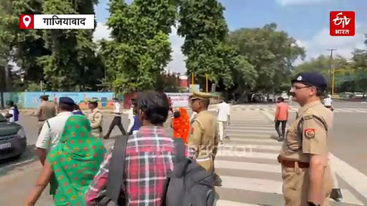 गाजियाबाद में छात्राओं ने संभाली ट्रैफिक व्यवस्था, नियम तोड़ने वालों के काटे चालान