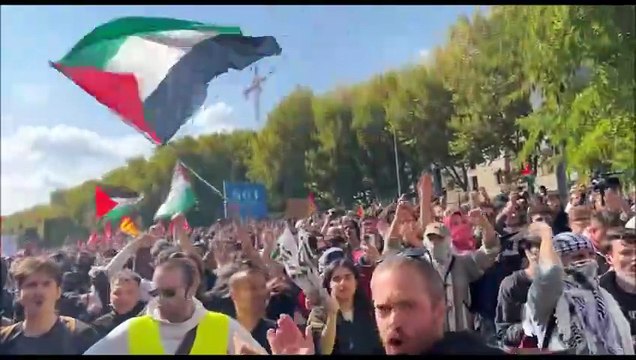 Via Stalingrado a Bologna, lancio di sassi contro le forze dell'ordine poi la carica: il video